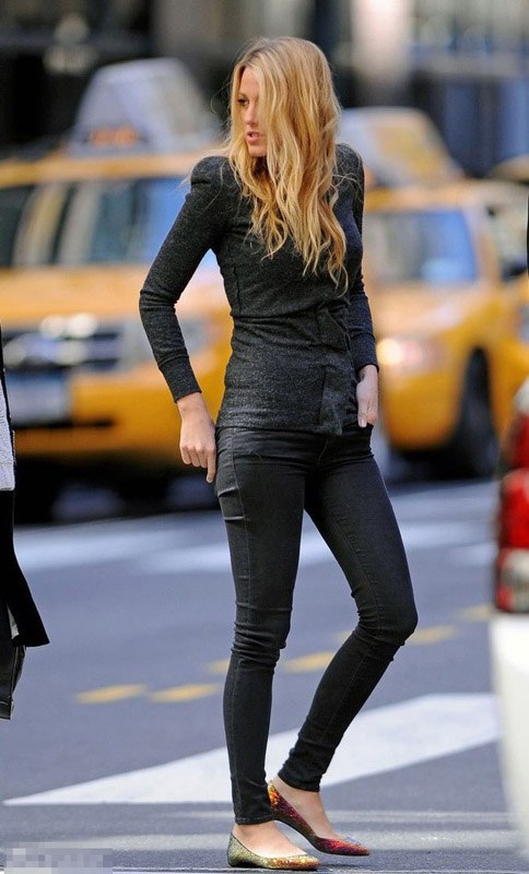 布莱克现身《<em>绯闻女孩</em>》纽约片场平底鞋出镜(