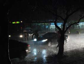 南方多省暴雨白昼如夜