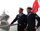 俄国水兵参观我神盾舰