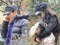 AngelaBaby探班黄晓明 同出别墅