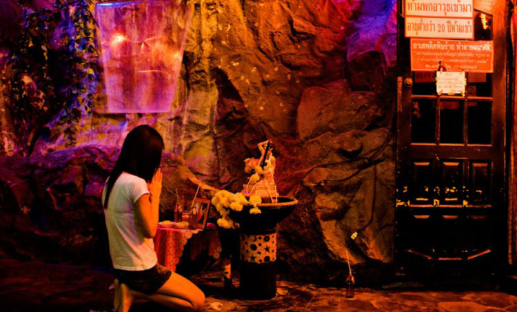 ���ȣ�һ��������Ů�ڡ�go-go bar���ſ�����������ǰ������