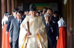 日80议员参拜靖国神社