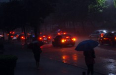 广州遭雷雨洗城白昼如夜