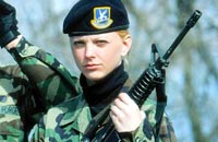 英姿飒爽！国外军迷收集女兵图