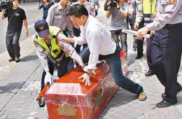 新北市议员抬棺材抗议
