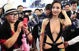 干露露惊艳亮相北京车展