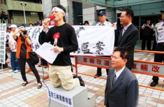 新北市民向马英九下跪陈情