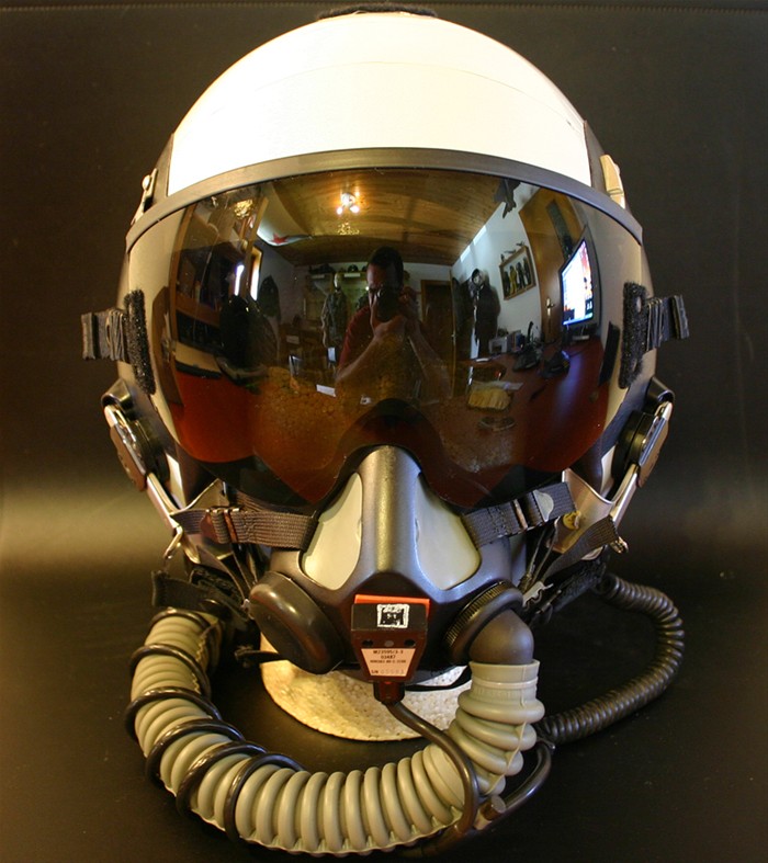 飞行头盔是战斗机飞行员生命安全的重要保障