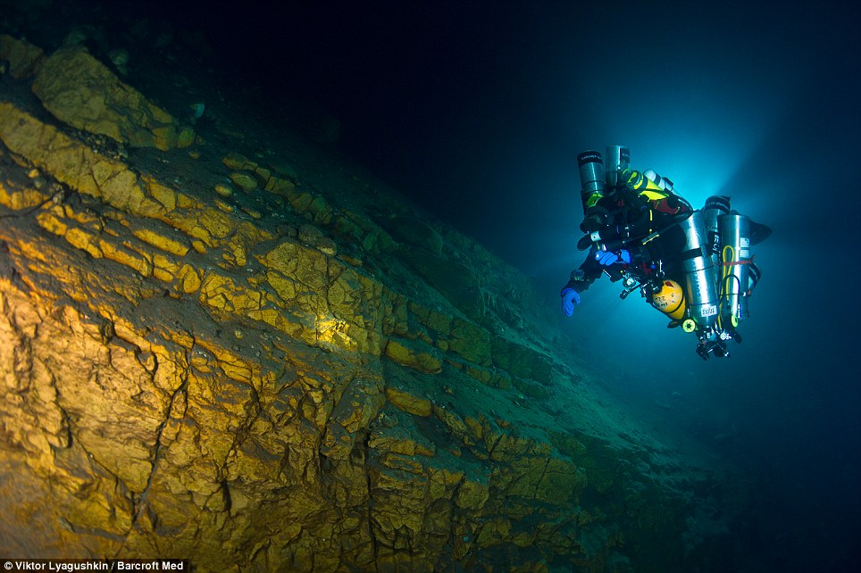美摄影师拍摄世界最深湖蓝湖