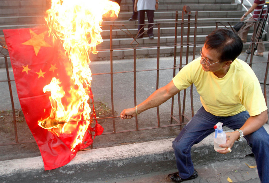 極端菲傭焚燒中國國旗