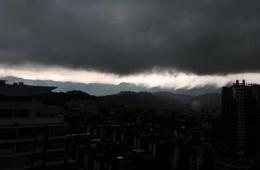 福建黑云变“一线天”