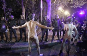 西班牙裸男上阵反紧缩