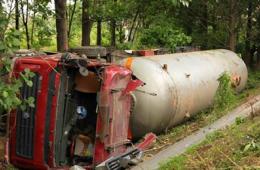 杭州危化品运输车翻车