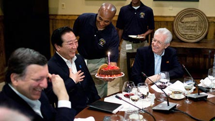 八国峰会日本首相野田佳彦获赠生日蛋糕 喜笑颜开