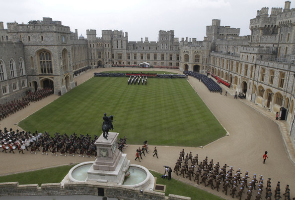 英<em>女王城堡</em>里检阅部队 身边围绕各种勋章 - 军