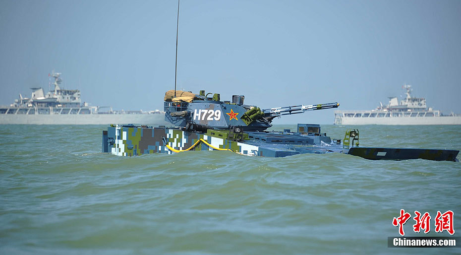 PLA新型國產兩棲戰車在海上突擊