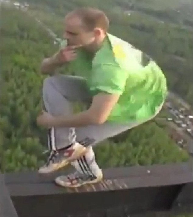 俄疯狂男子数百英尺高空耍特技