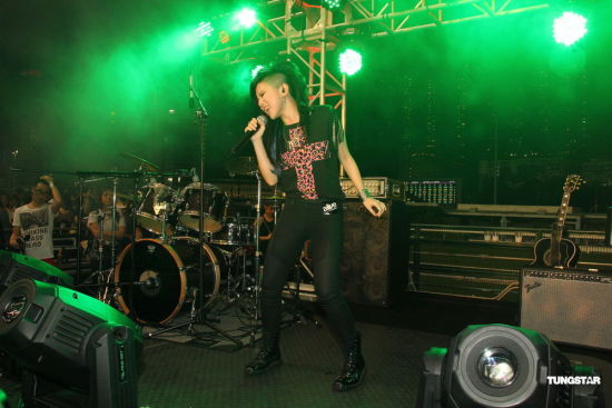 邓紫棋马场助阵摇滚派对