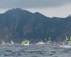 日本议员在钓鱼岛海域举行钓鱼大会