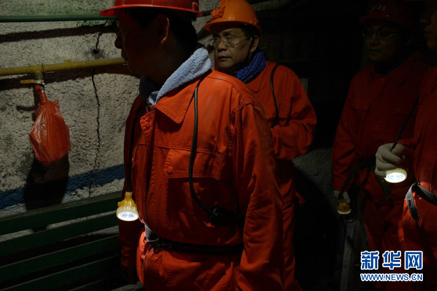 实拍:记者下井体验煤矿工作环境 亲身感受安全