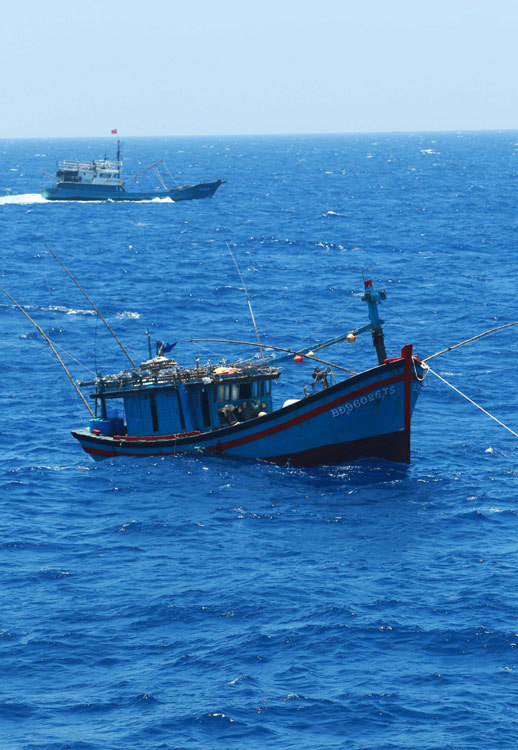 7月14日拍摄到正在中国海域捕鱼的越南渔船。TG渔船编队对其进行了前后包抄夹击，越南渔船险些被浪掀翻喽。