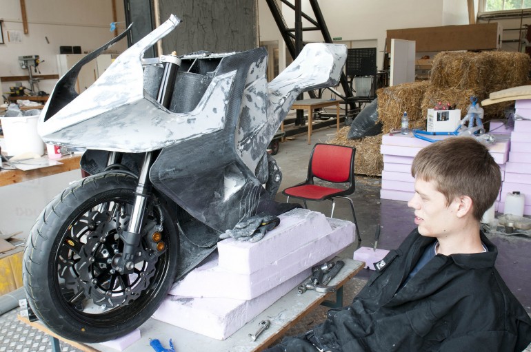 学生制作超酷摩托车