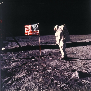 美国旗还飘在月球上(图)