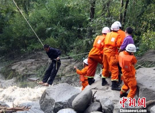 雅安泥石流图片
