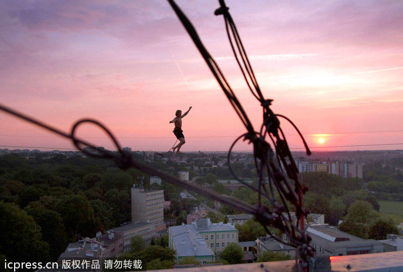 行走在城市上空 国际城市走 钢丝节 上演惊心动