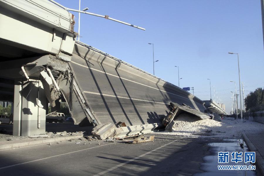 哈尔滨大桥断裂4辆货车坠落 据估算投资超18亿