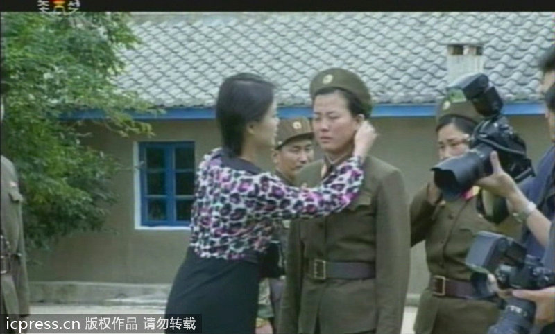 朝第一夫人为女兵整头发_国际新闻_环球网