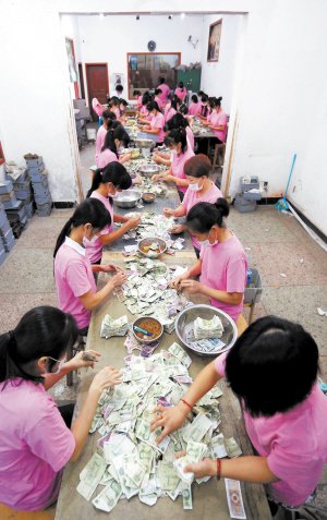 公交点钞员数钱数到手抽筋图片