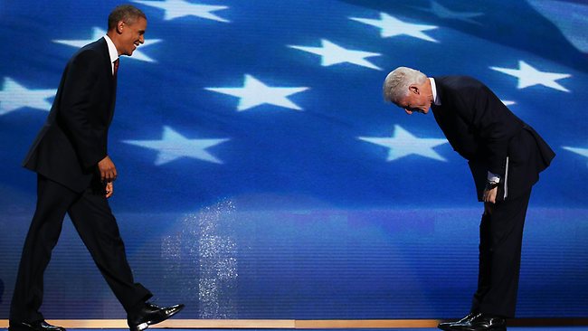 克林顿向奥巴马\鞠躬\