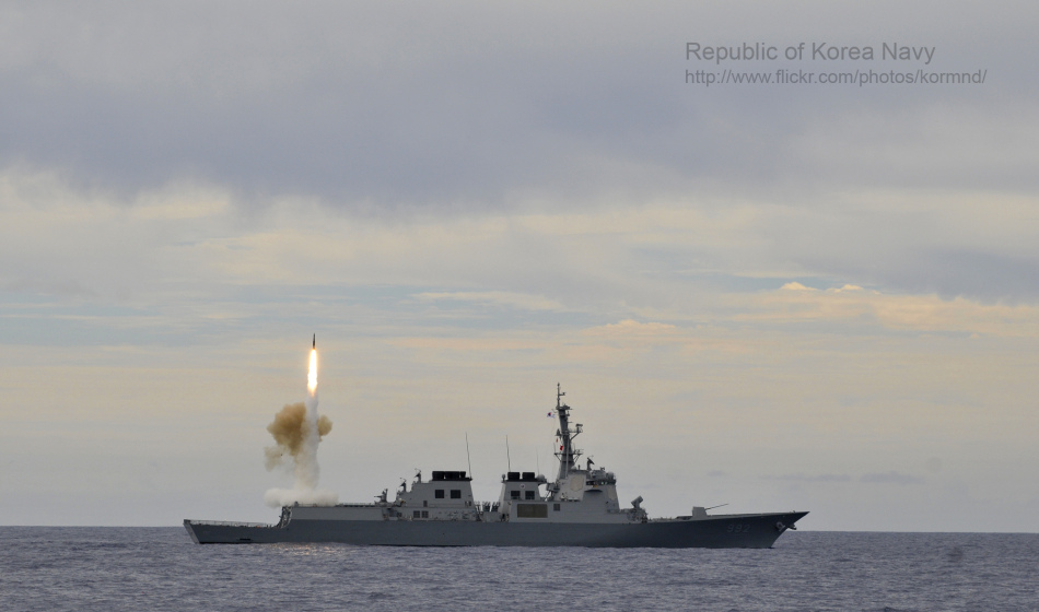 韩军宙斯盾舰发射新型导弹