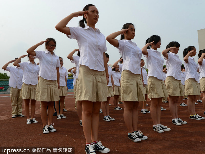 高校<em>女生</em>着短袖<em>裙裤</em>参加军训_社会_环球网