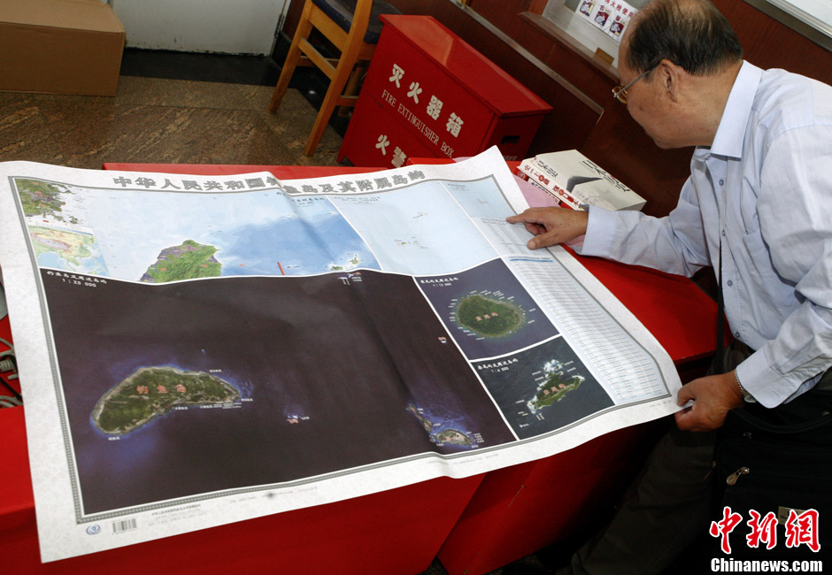 9月20日，《中華人民共和國釣魚島及其附屬島嶼》專題地圖已經在北京王府井新華書店上架發售，並在早上開業後不到20分鍾內售賣一空。圖為該地圖上的釣魚島，其中可以看出島上的植被情況。
