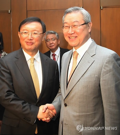韩联社提供的中韩两国外长握手图