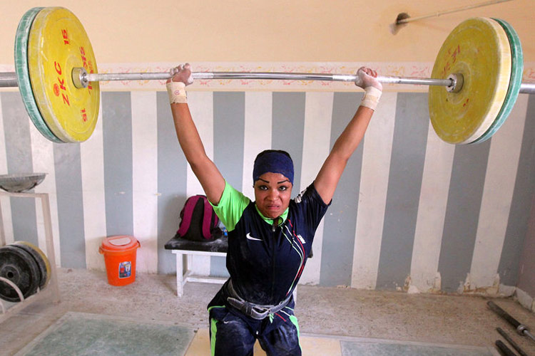 伊拉克创女子举重训练营