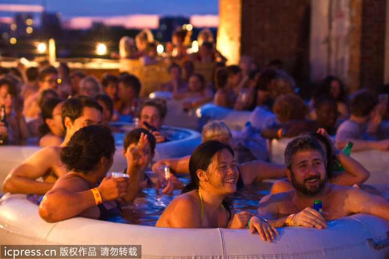 伦敦观影新体验:男女混浴躺在热水浴缸里看电
