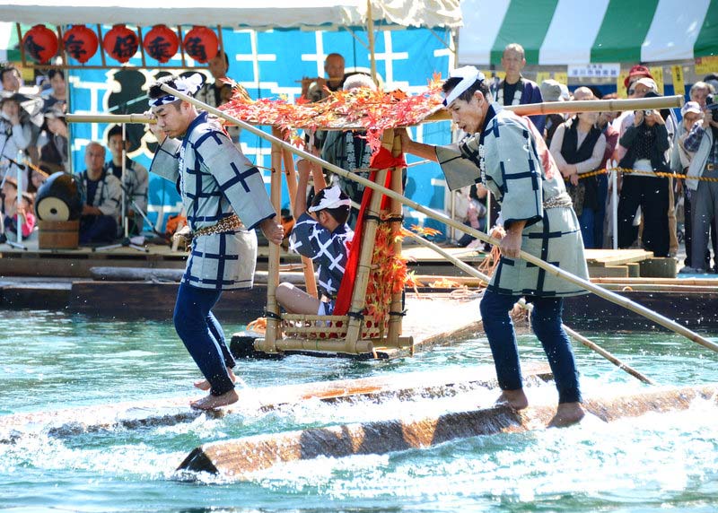 日本传统文化节 水上划方木趣味十足