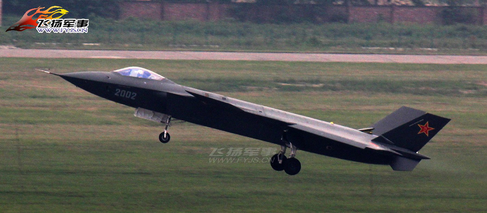 从早期2002号歼-20战斗机试飞的图片来看，2002号原型机没有装备机载火控雷达，仅仅只有一些配重和简易航电。