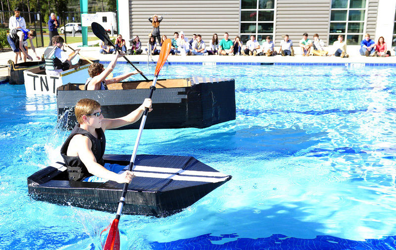 美国高中物理课上举办划纸船大赛