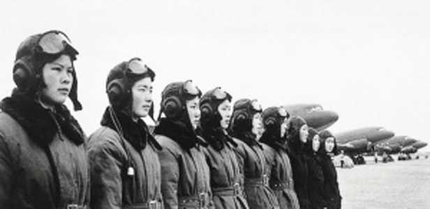 中国首批女飞行员:5年不许恋爱 有男友须断