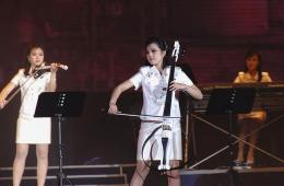 朝鲜牡丹峰乐团在平壤身着短裙公演