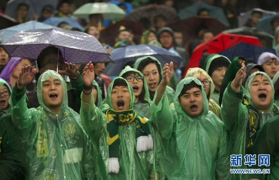 中超收官冷雨夜之火:北京国安球迷雨中为球队