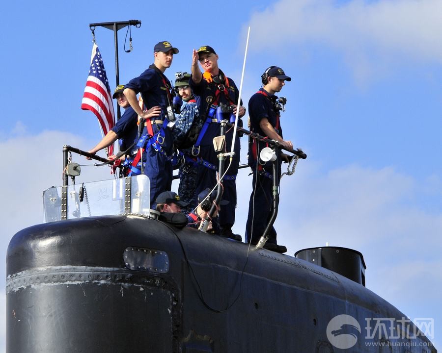美军水兵站在潜艇顶上兜风