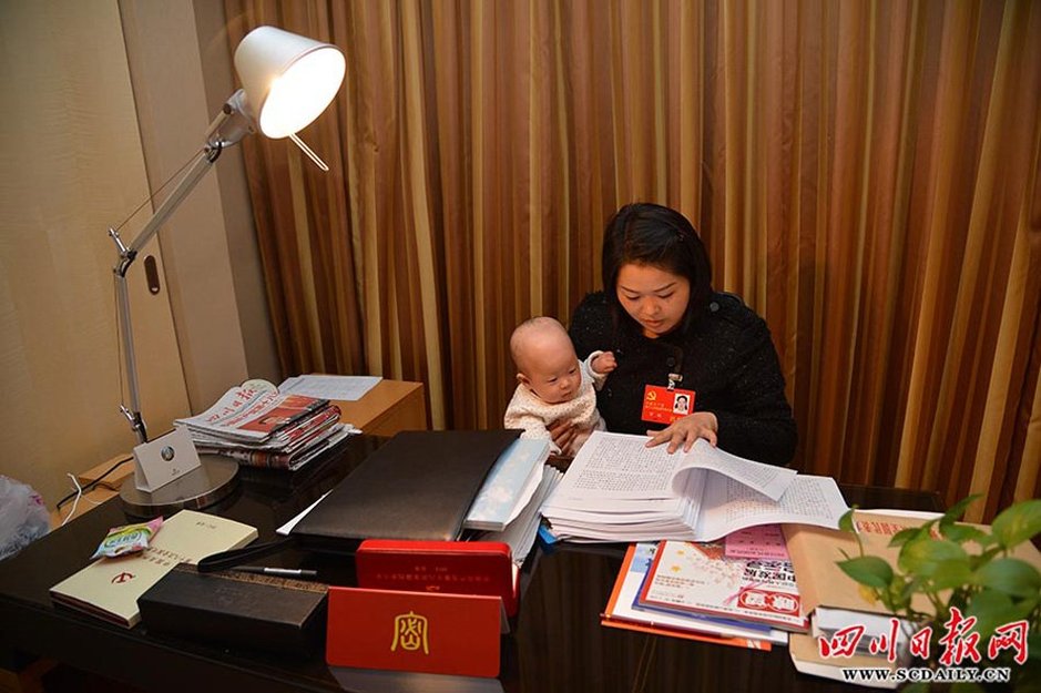 中共中央同意两女代表携婴儿参加十八大_国内