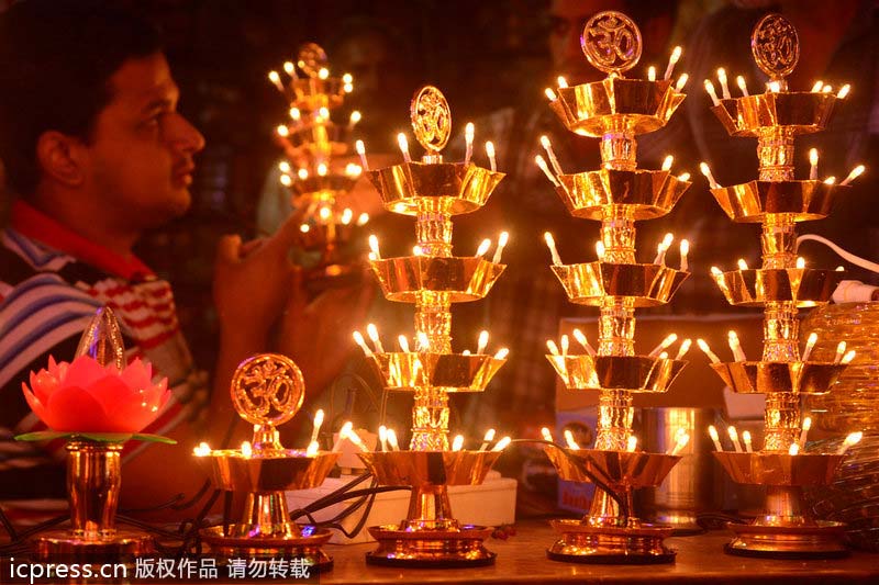 印度民众张灯结彩庆祝传统排灯节