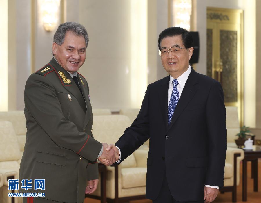 11月21日，国家主席胡锦涛在北京会见俄罗斯国防部长绍伊古。