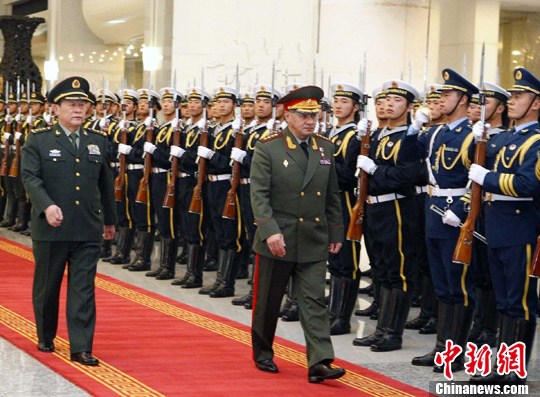 11月21日下午，中国国务委员兼国防部长梁光烈上将，在北京八一大楼为来访的俄罗斯国防部长绍伊古举行欢迎仪式，随后双方在友好的气氛中举行会谈。